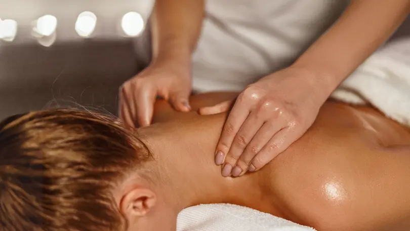 masajista haciendo masaje terapéutico del cuello para una chica
